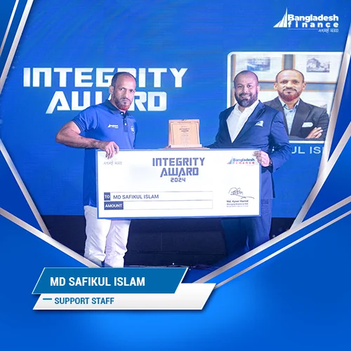Md Safikul Islam, Support Staff, receiving the Integrity Award 2024